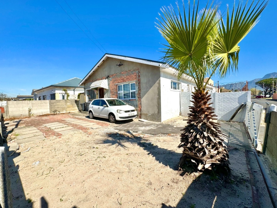 4 Bedroom Property for Sale in Lansdowne Western Cape